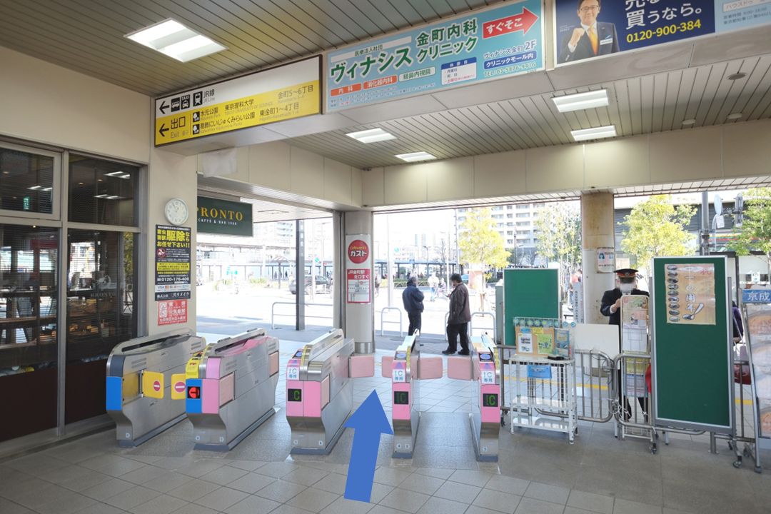 京成金町駅の改札を出ます。